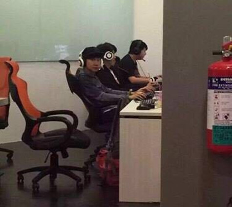 林俊杰去网吧打游戏,林俊杰沉迷游戏