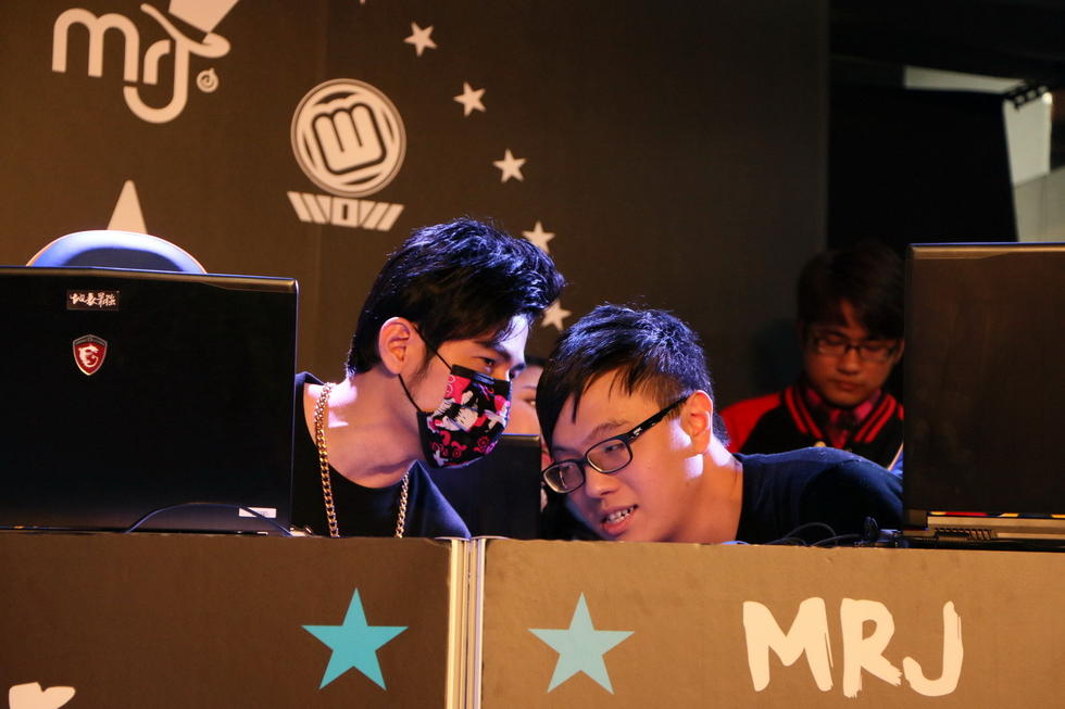 林俊杰去网吧打游戏,林俊杰沉迷游戏