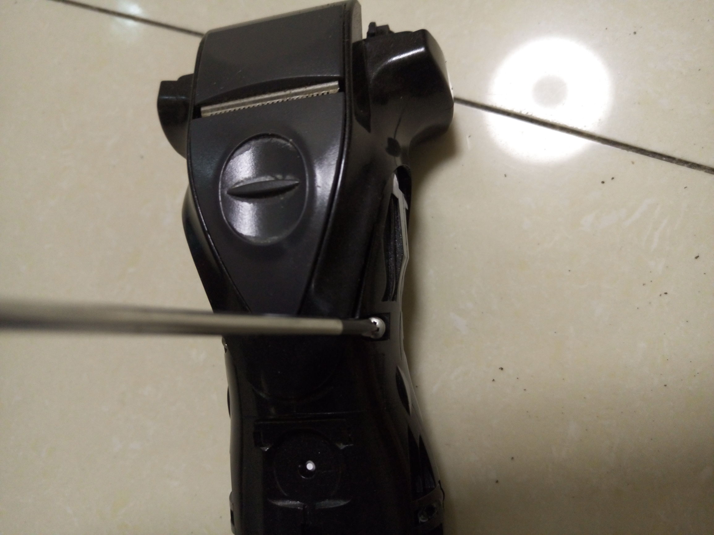 松下电动剃须刀怎样拆解修理,松下剃须刀es4027换电池教程