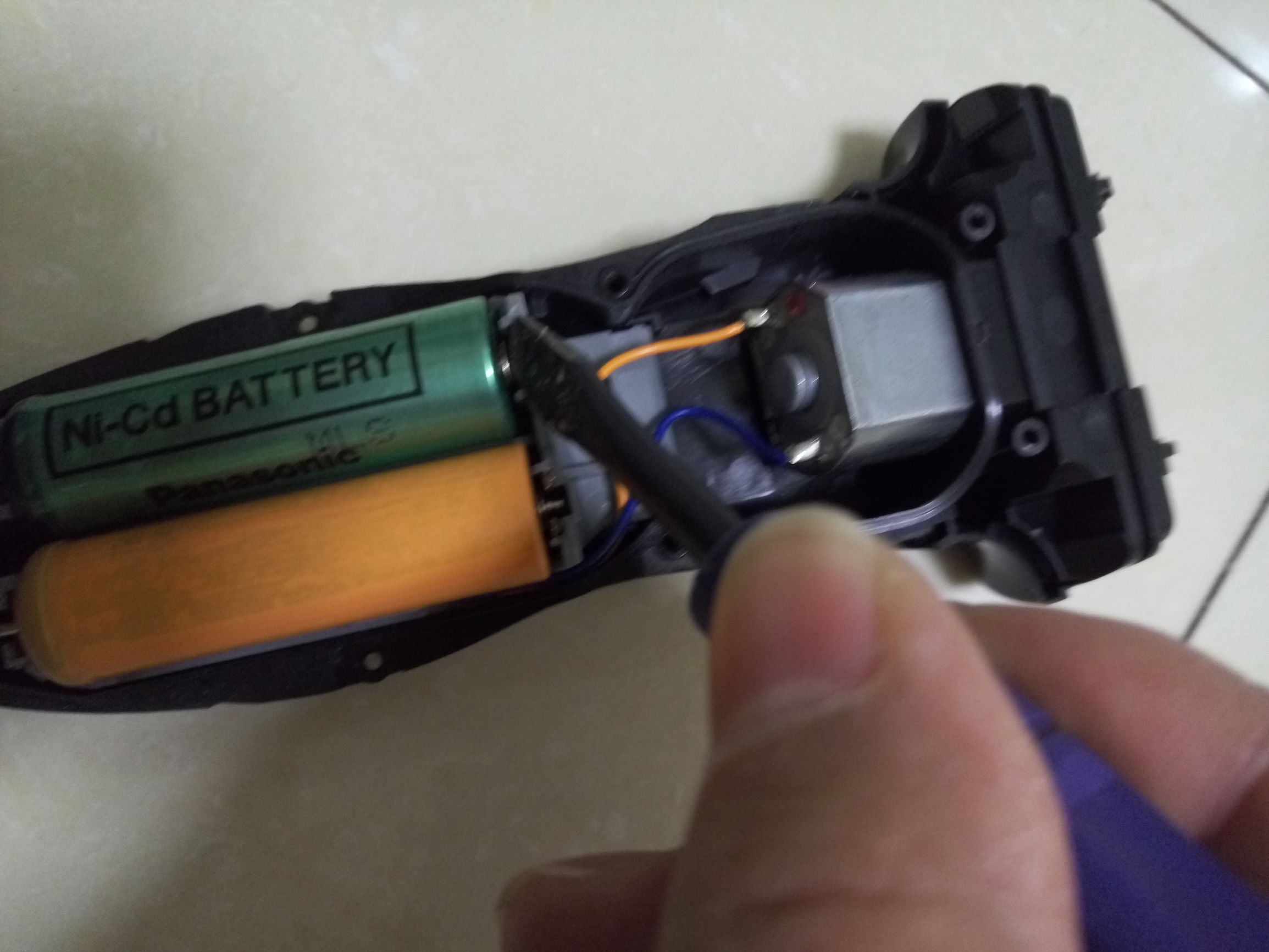 松下电动剃须刀怎样拆解修理,松下剃须刀es4027换电池教程