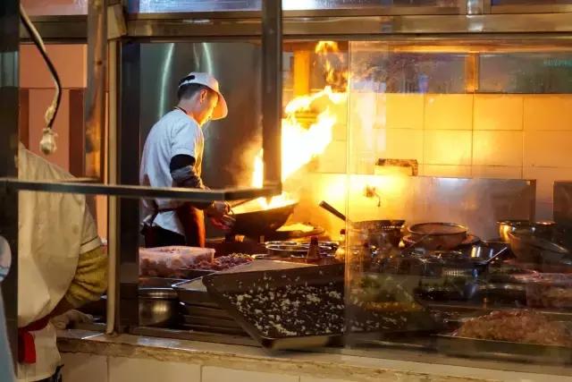 成都锦城学院大学最大食堂,川大锦城学院7个食堂