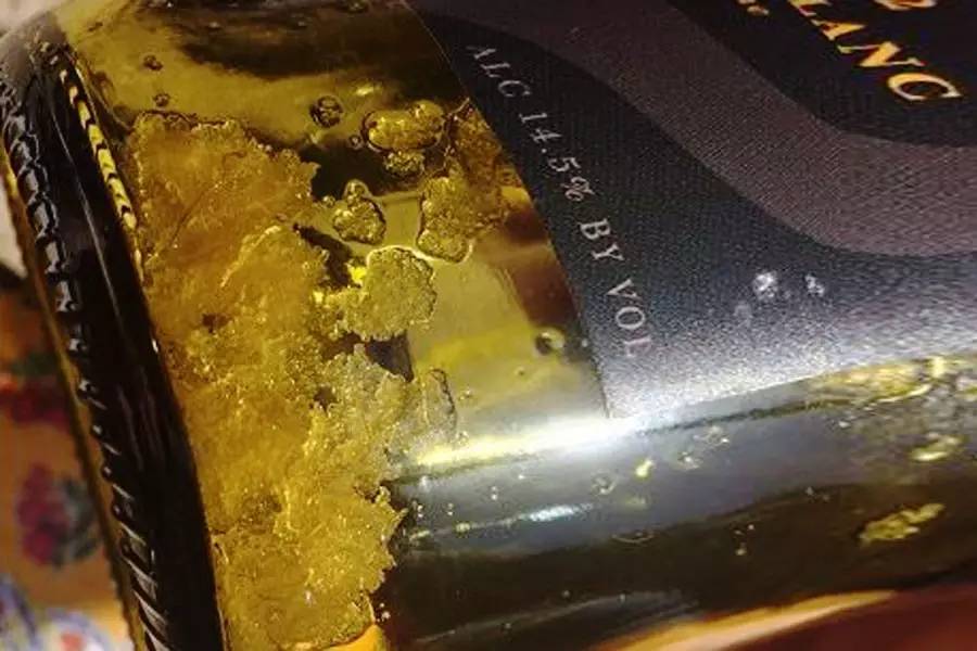 葡萄酒表面有红色渣渣,葡萄酒里面的渣子有害吗