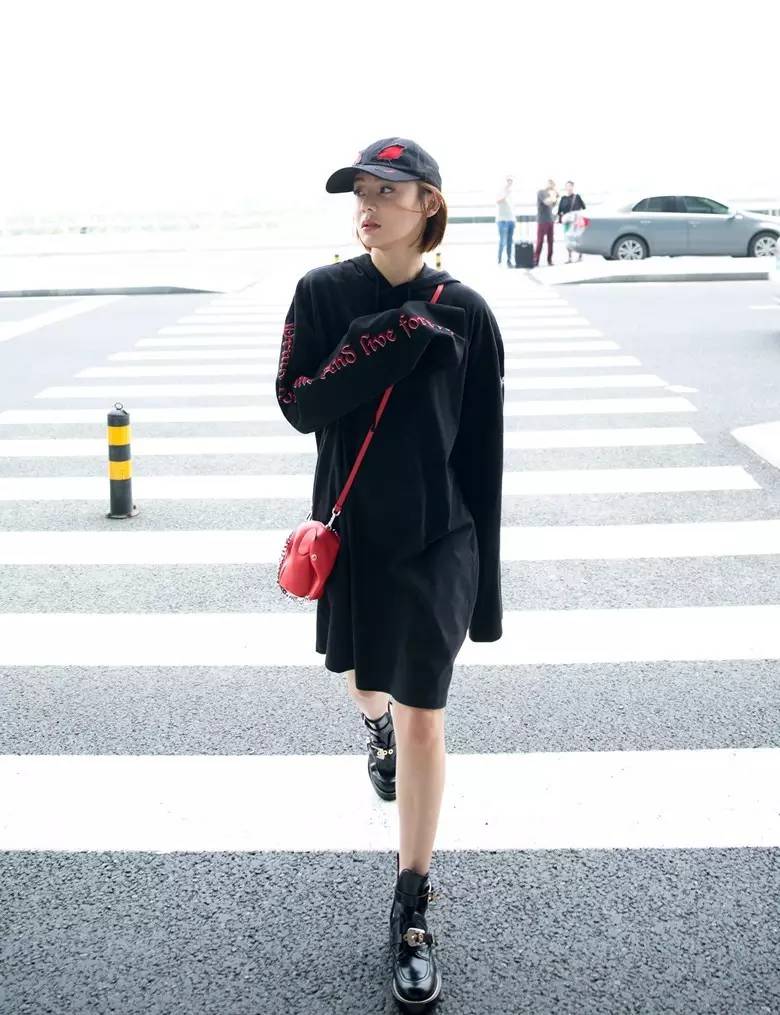 杨幂刘雯等人纷纷终止合作,杨幂刘雯新款包