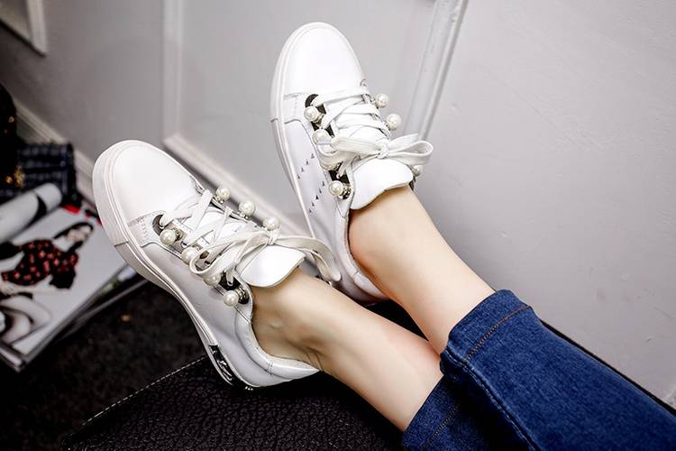 鞋底变黄怎样洗白,鞋底发黄怎么保养