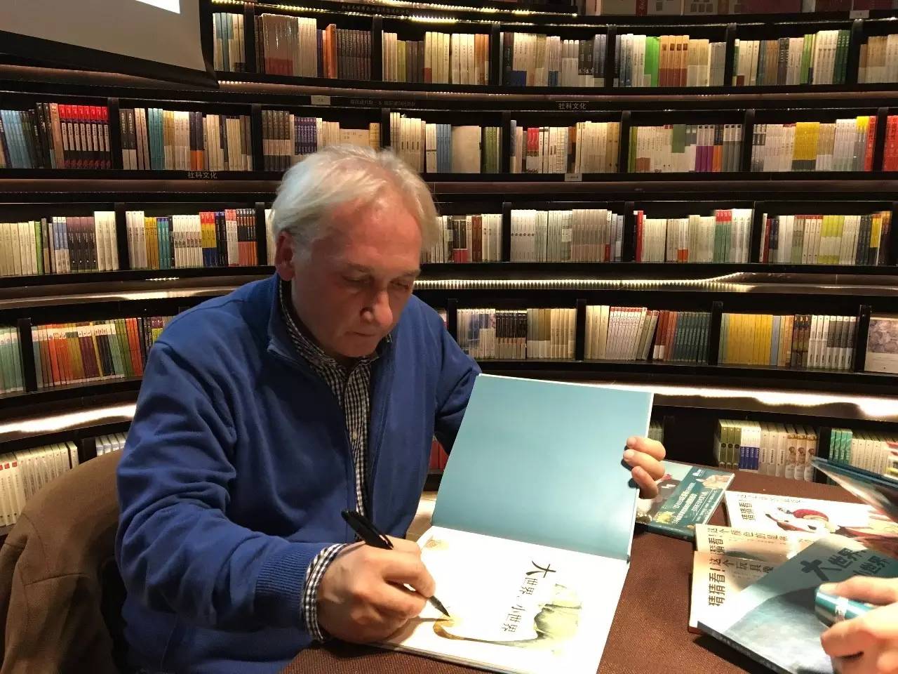 世界级大师薛蓝·约纳科维奇带你在小世界里寻找大世界