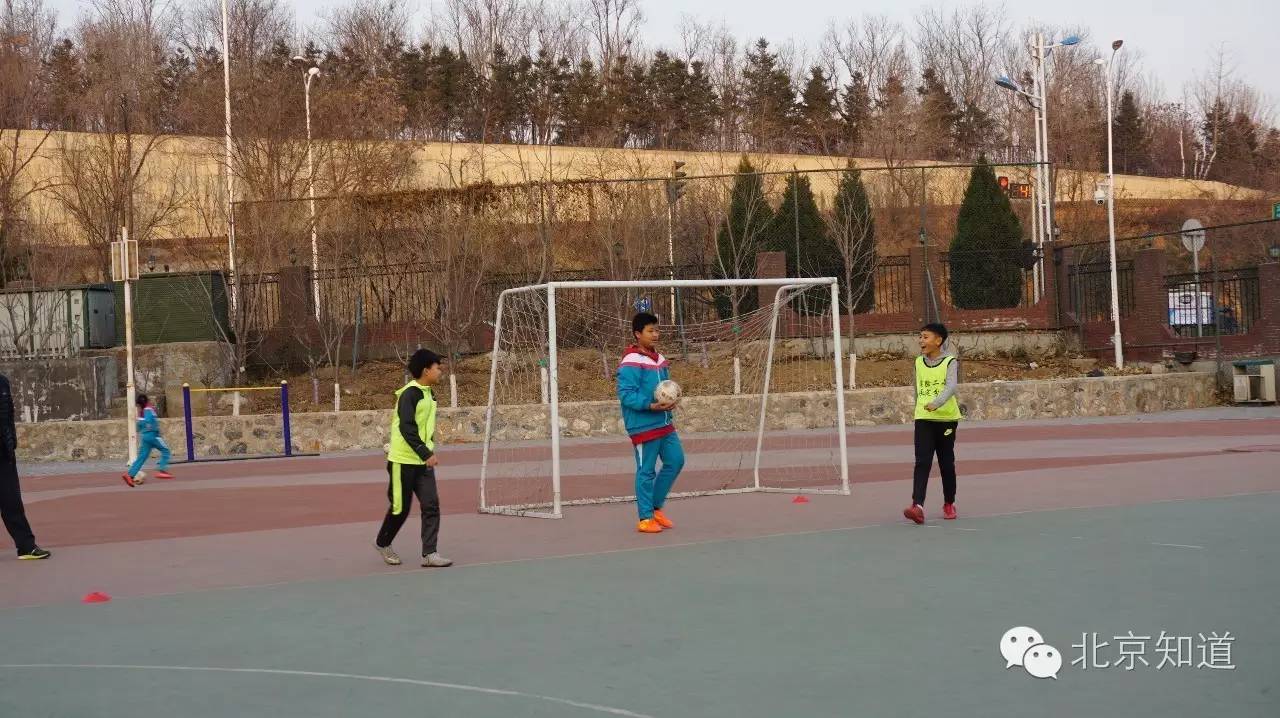 足球是让幼儿发展的第一运动,学校展开了一场激烈的足球赛