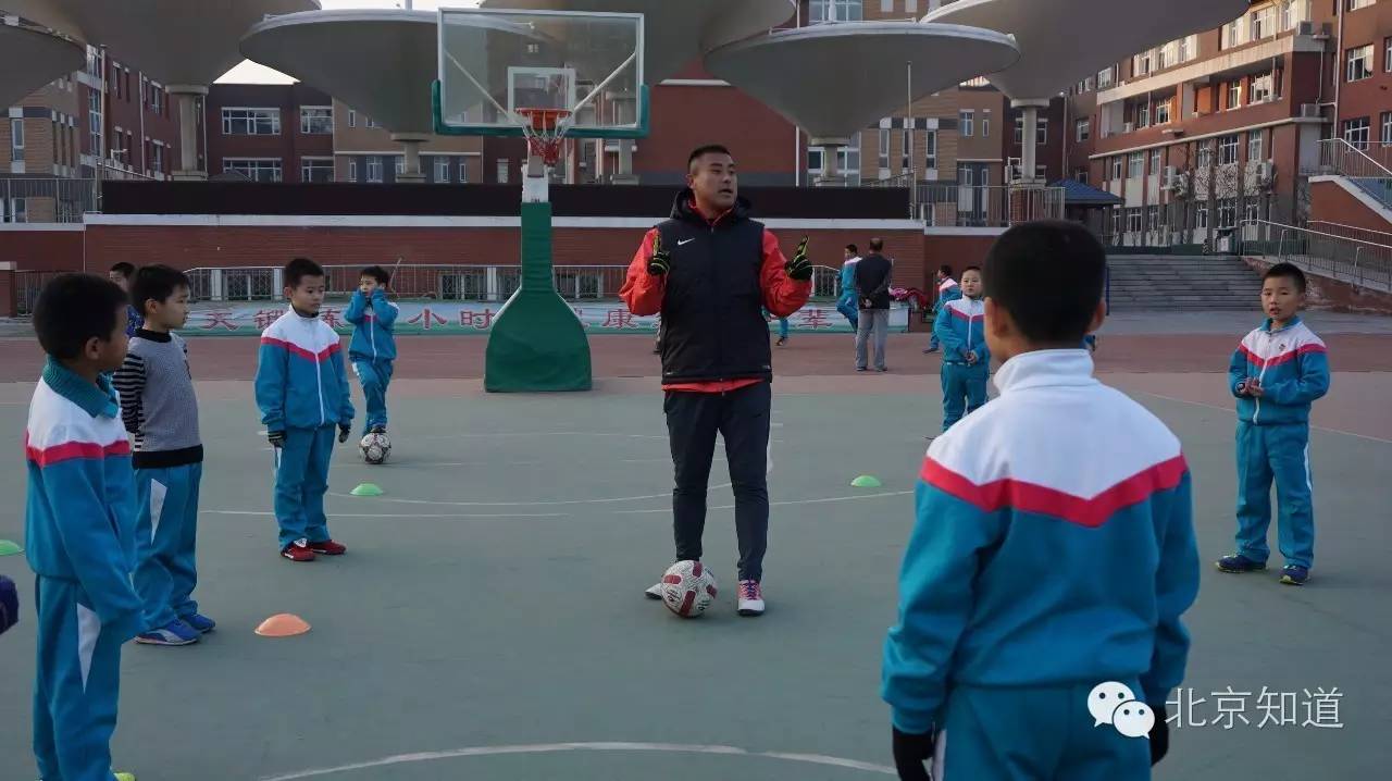 足球是让幼儿发展的第一运动,学校展开了一场激烈的足球赛