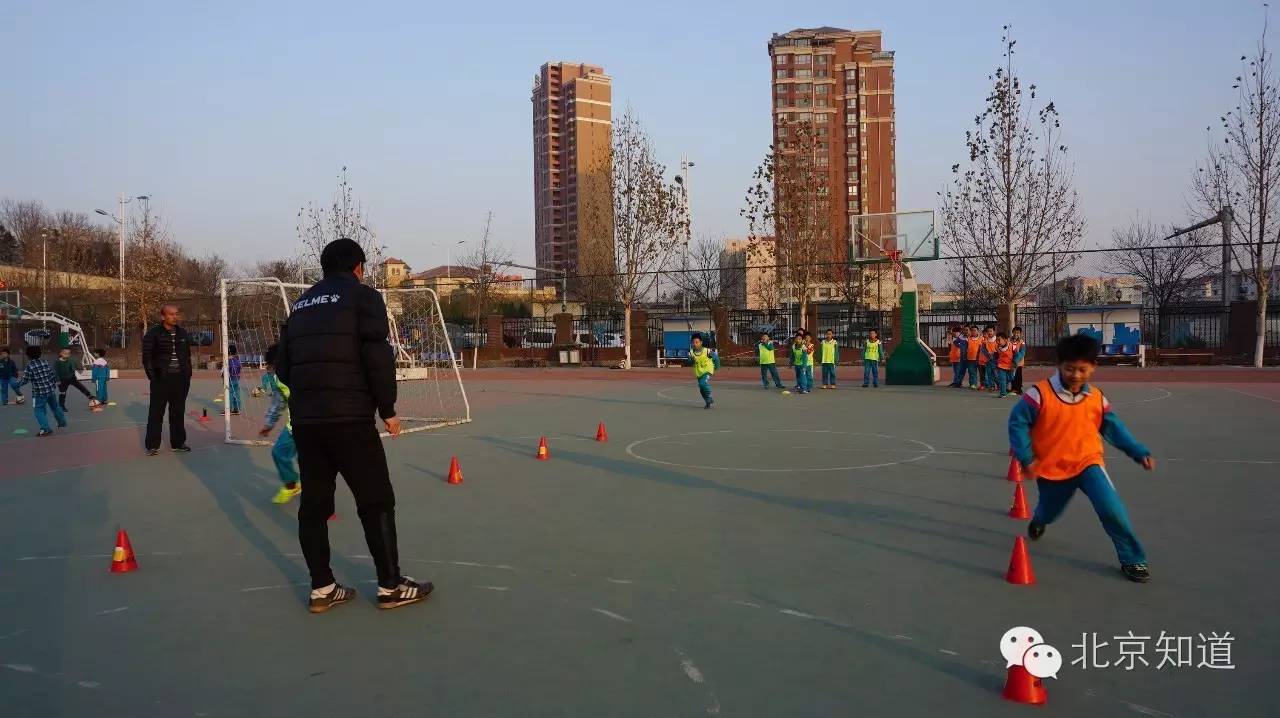 足球是让幼儿发展的第一运动,学校展开了一场激烈的足球赛