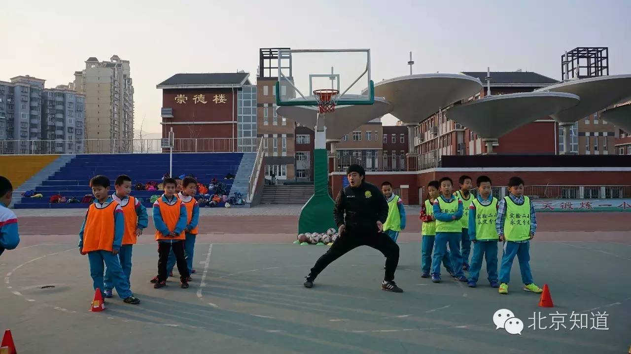 足球是让幼儿发展的第一运动,学校展开了一场激烈的足球赛