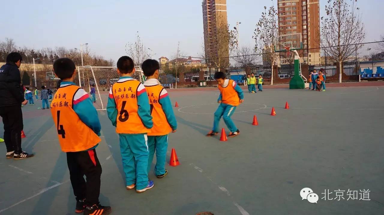 足球是让幼儿发展的第一运动,学校展开了一场激烈的足球赛