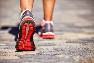 治疗腰疼倒着走管用吗,养生倒走路