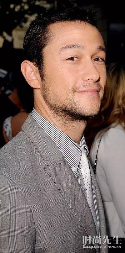 领带和西服应该怎么搭配,领带是和西服搭还是衬衫搭