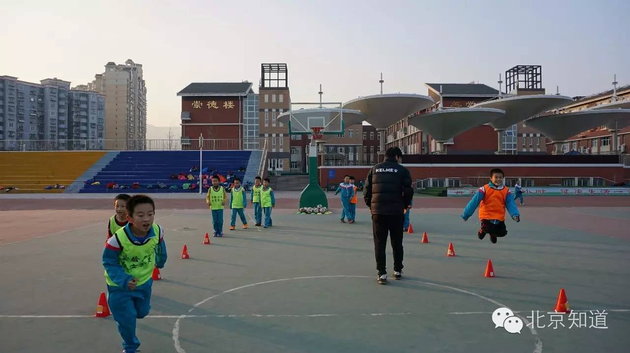 足球是让幼儿发展的第一运动,学校展开了一场激烈的足球赛