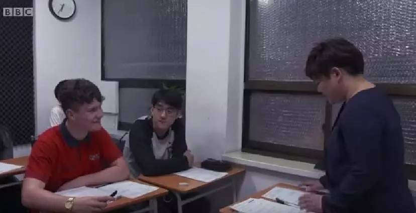 被中国老师虐完后，BBC又带腐国学生去韩国体验“魔鬼教育”了，结果……
