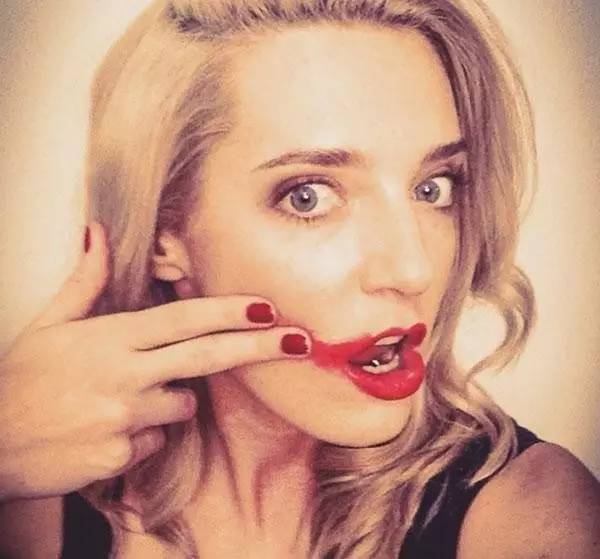 一年服下那么多唇膏，老板麻烦给我来根能吃的！