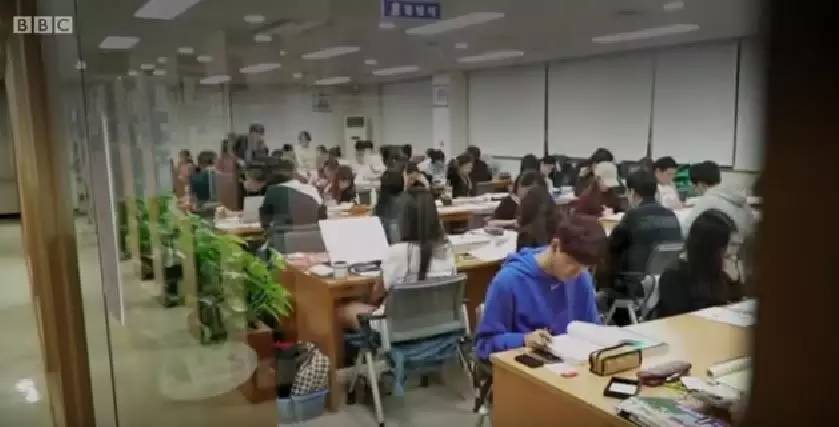 被中国老师虐完后，BBC又带腐国学生去韩国体验“魔鬼教育”了，结果……