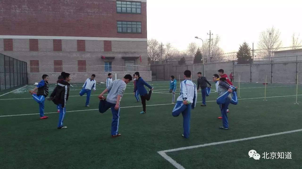 热烈祝贺我校足球代表队喜获佳绩,小学足球队挺进全市8强