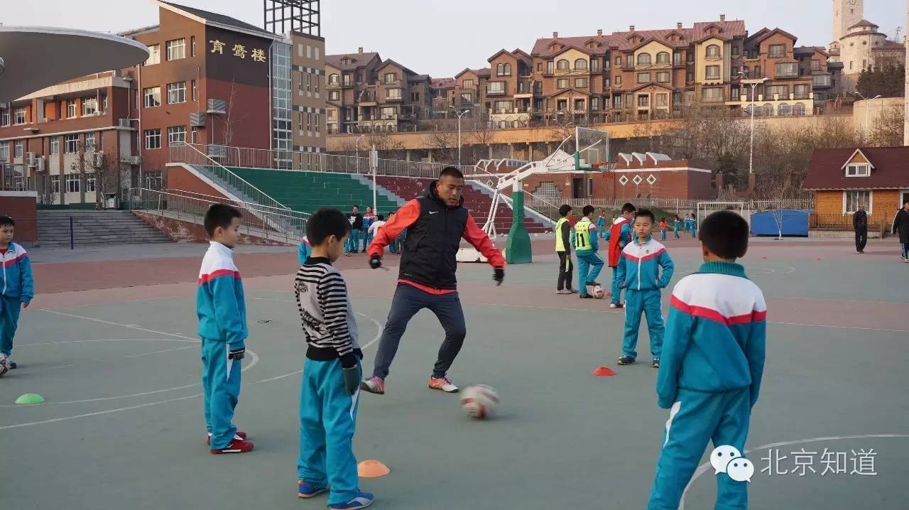 足球是让幼儿发展的第一运动,学校展开了一场激烈的足球赛