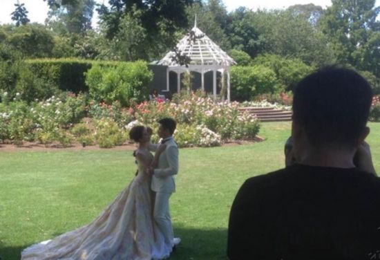 吴奇隆刘诗诗婚纱照出炉被问生子称顺其自然