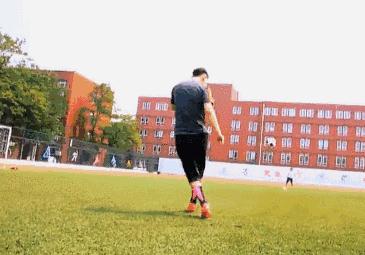 还在为接不到球而发愁吗,新手必学轻松踢50米长传球