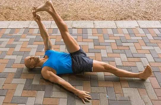 男人练瑜伽初级教程在家练,男人练瑜伽基础