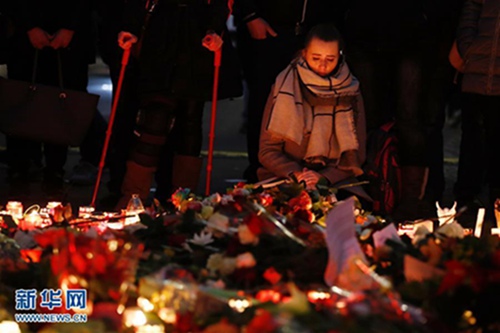 丧心病狂！恐怖分子吻别7岁女儿送其当“人肉*弹炸**”