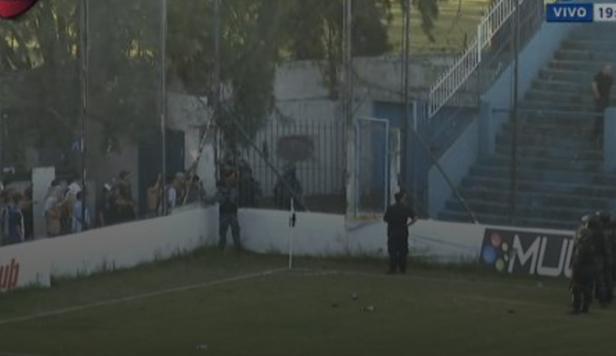 一枪爆头：阿根廷乙级联赛*乱暴**，警察开枪*压镇**，误伤主队替补中场