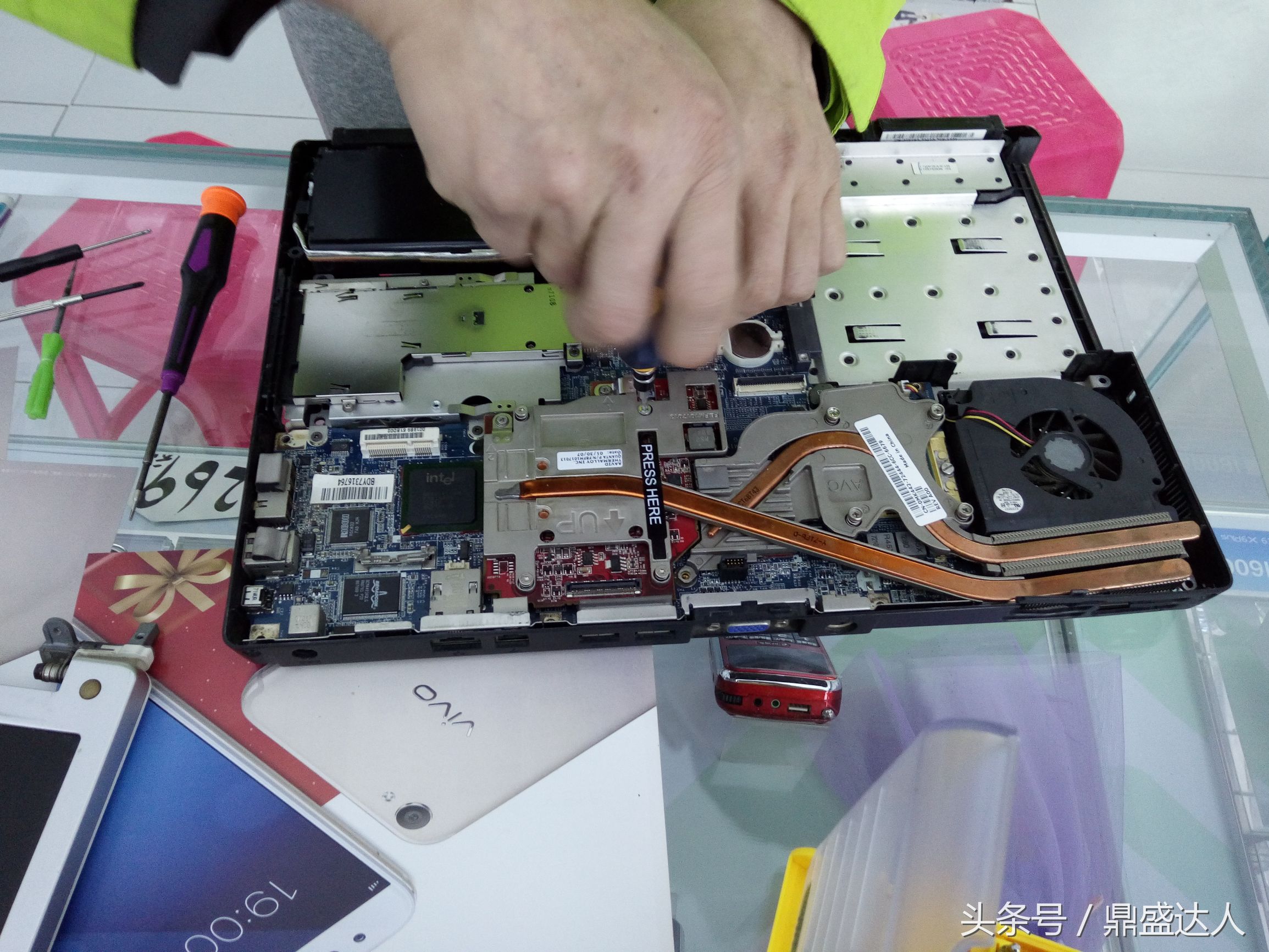 戴尔老笔记本拆卸换固态硬盘,戴尔笔记本拆装教程
