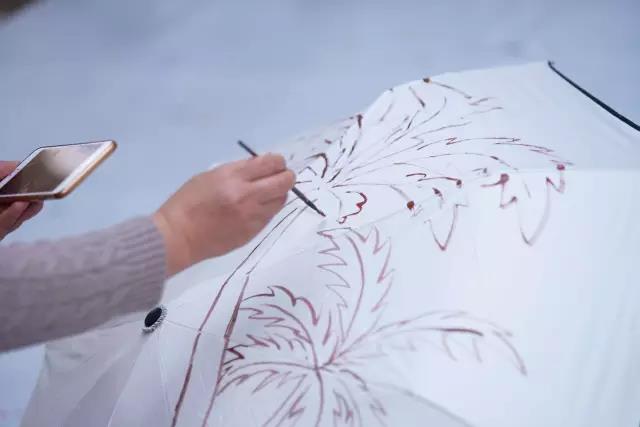 “最佳拍档——手绘雨伞”活动在亮宝楼成功举办