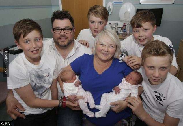 她生下2对双胞胎儿子已经很不可思议，没想到12年后又带来喜讯