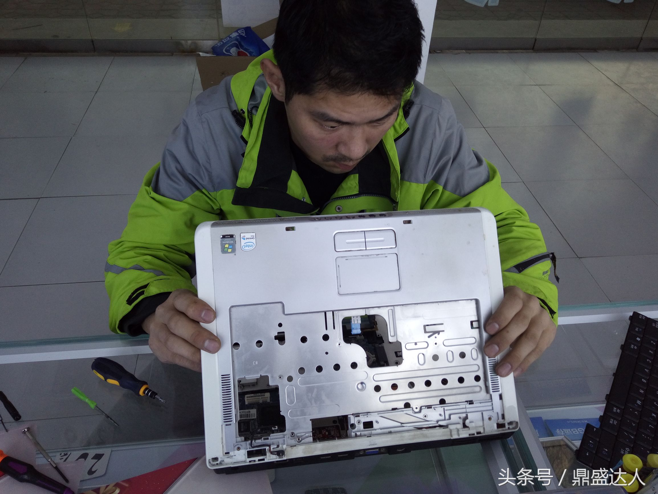 戴尔老笔记本拆卸换固态硬盘,戴尔笔记本拆装教程
