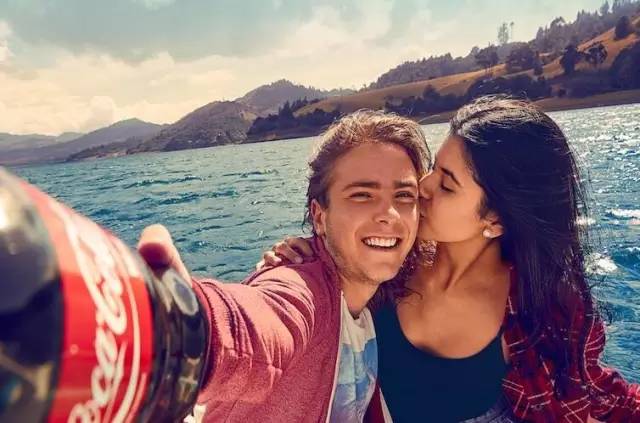 可口可乐反转瓶瓶装营销新玩法,可口可乐瓶的营销