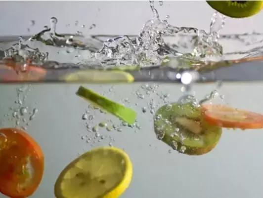 水果蔬菜上的农药对人有危害吗,喝水中的余氯有什么危害