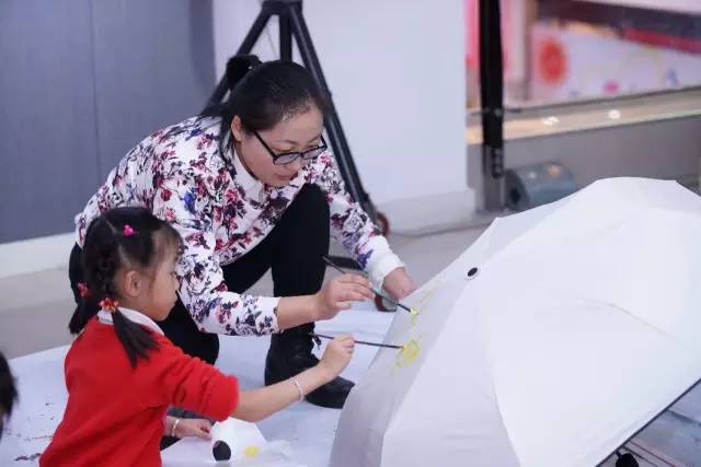 “最佳拍档——手绘雨伞”活动在亮宝楼成功举办