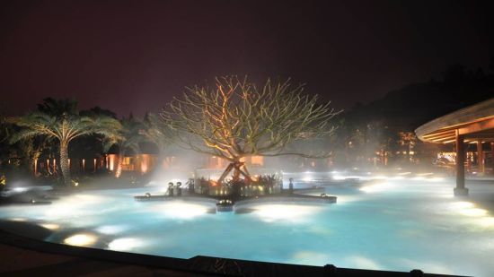 泡温泉是对冬天最起码的尊重！韵航推荐半月山温泉之旅