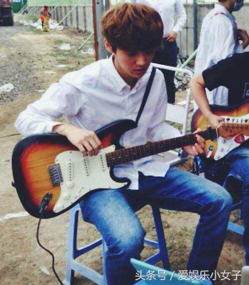 弹吉他很帅的男明星,弹吉他特别帅的一个男的
