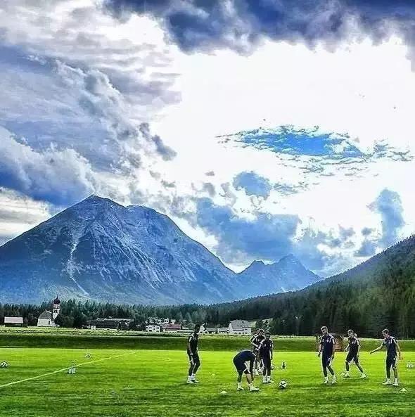 谢谢你一直陪我踢球,曾经陪你踢足球的兄弟