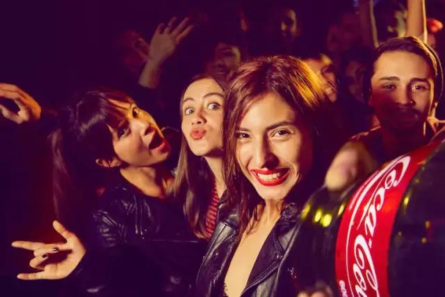 可口可乐反转瓶瓶装营销新玩法,可口可乐瓶的营销