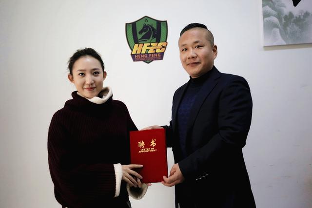 她们都是富二代，受老爸委托掌管俱乐部，自己似乎比俱乐部还出名