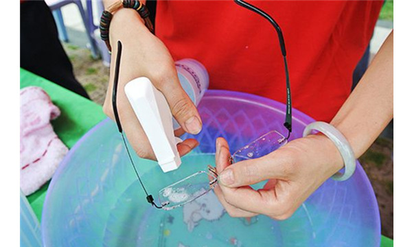 眼镜刮花了怎么修复简单方法,眼镜刮花怎么消除划痕需要多少钱