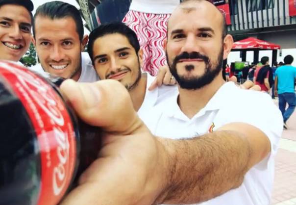 可口可乐反转瓶瓶装营销新玩法,可口可乐瓶的营销