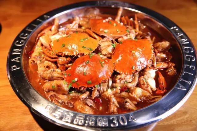 200多家分店的“神级BOSS”，凭一锅肉蟹煲刷爆全国朋友圈