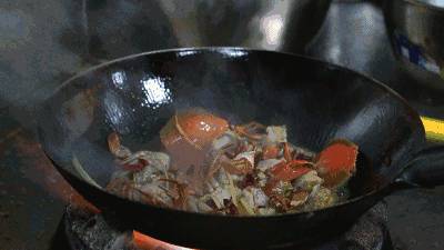 200多家分店的“神级BOSS”，凭一锅肉蟹煲刷爆全国朋友圈