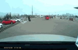 一个人在家觉得太孤单,女子一个人在家太孤单