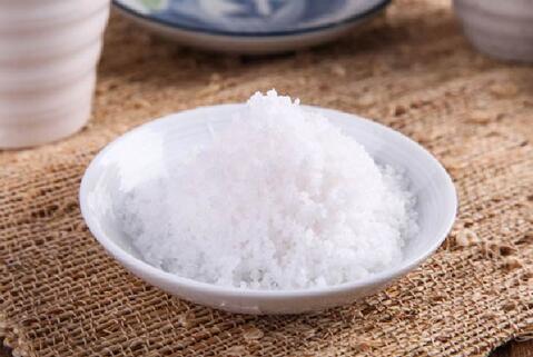 头发容易出油脱发头皮怎么处理,头皮出油长痘怎么回事