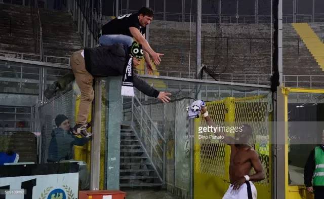 球衣颜色冲突怎么办？就没见过这么“随便”的解决方案！