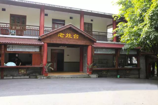 我要投诉这些店！藏在卡卡角角的烂棚棚，排队排了3天才吃到！