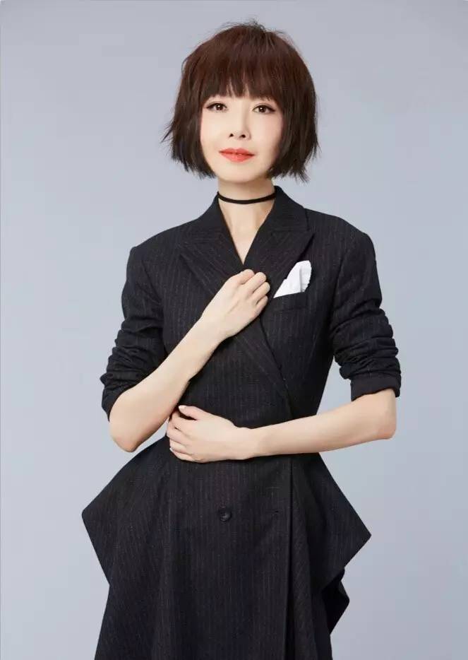 鲁豫换发型后照片,郭碧婷鲁豫同款短发