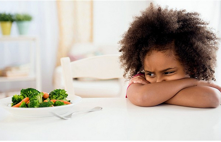 宝宝揉眼睛流口水怎么回事 (宝宝张嘴流口水老是揉眼睛)