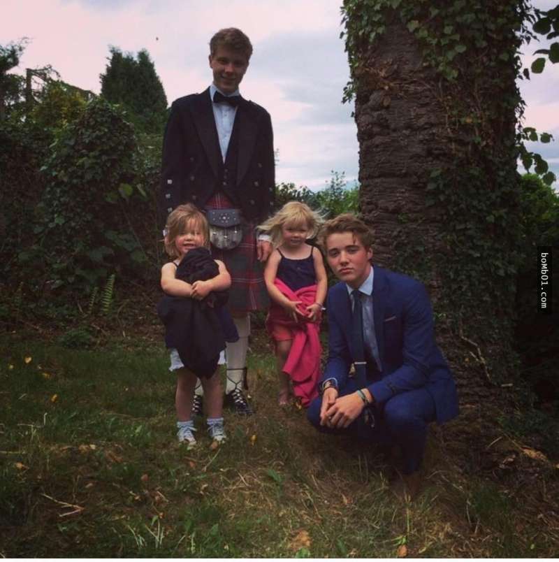 她生下2对双胞胎儿子已经很不可思议，没想到12年后又带来喜讯